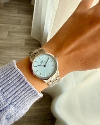 Jemnost v každém detailu – svěží modrý ciferník a minimalistický design, který nikdy nevyjde z módy 💙 👉...